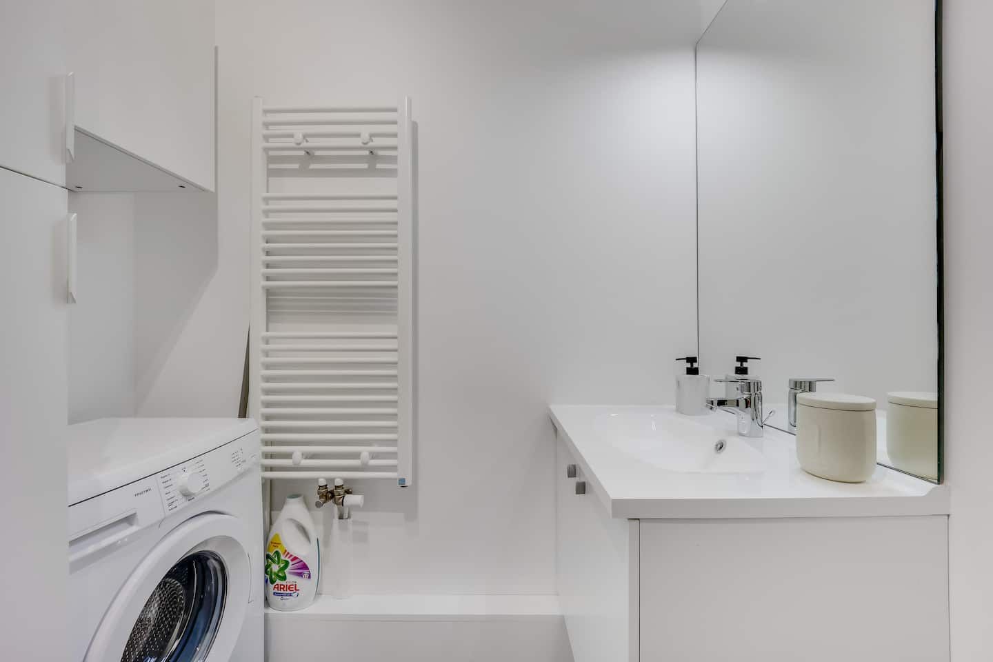 Le Lumineux, Franconville : salle de bain avec lave-linge
