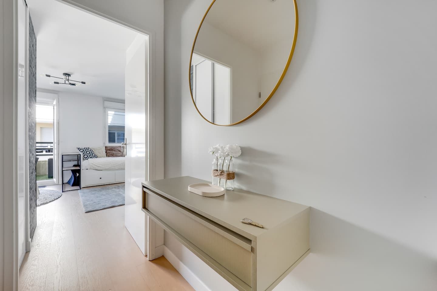 Le Lumineux, Franconville : entrée avec miroir
