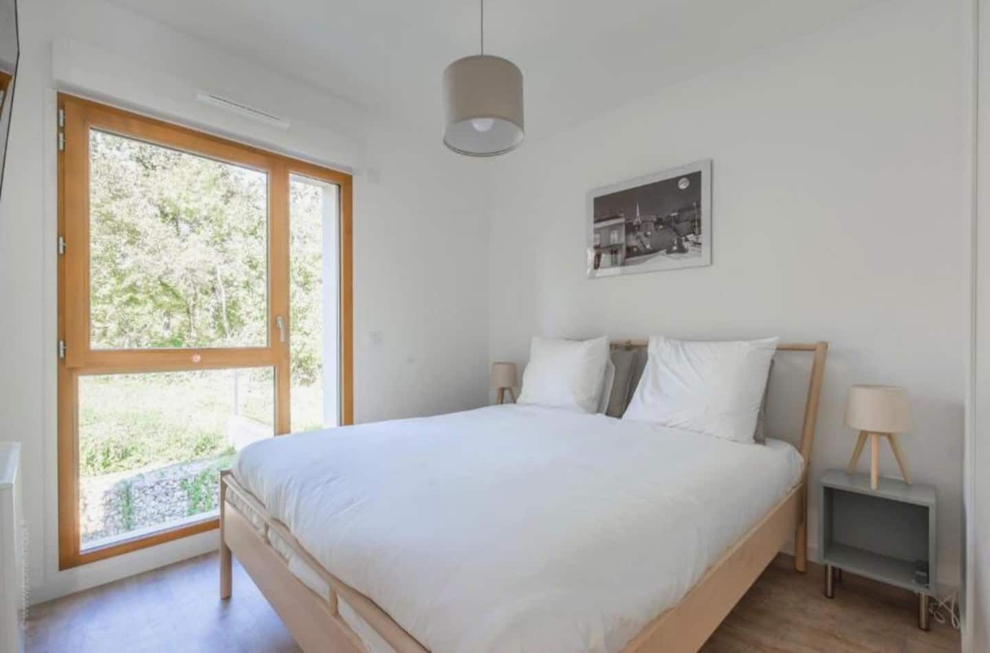 Chambre prête pour l'arrivée des voyageurs, lit fait, à Magny-le-Hongre