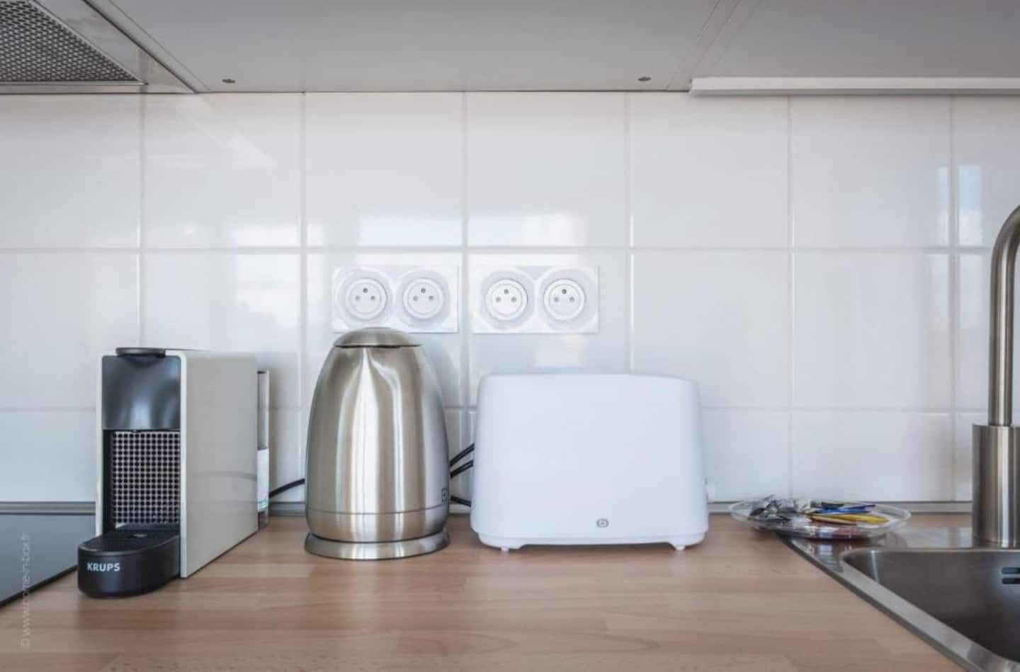 Logement N°04, Magny-le-Hongre : bouilloire, grille-pain et cafetière
