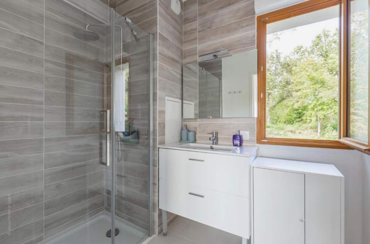 Logement N°04, Magny-le-Hongre : salle de bain avec douche