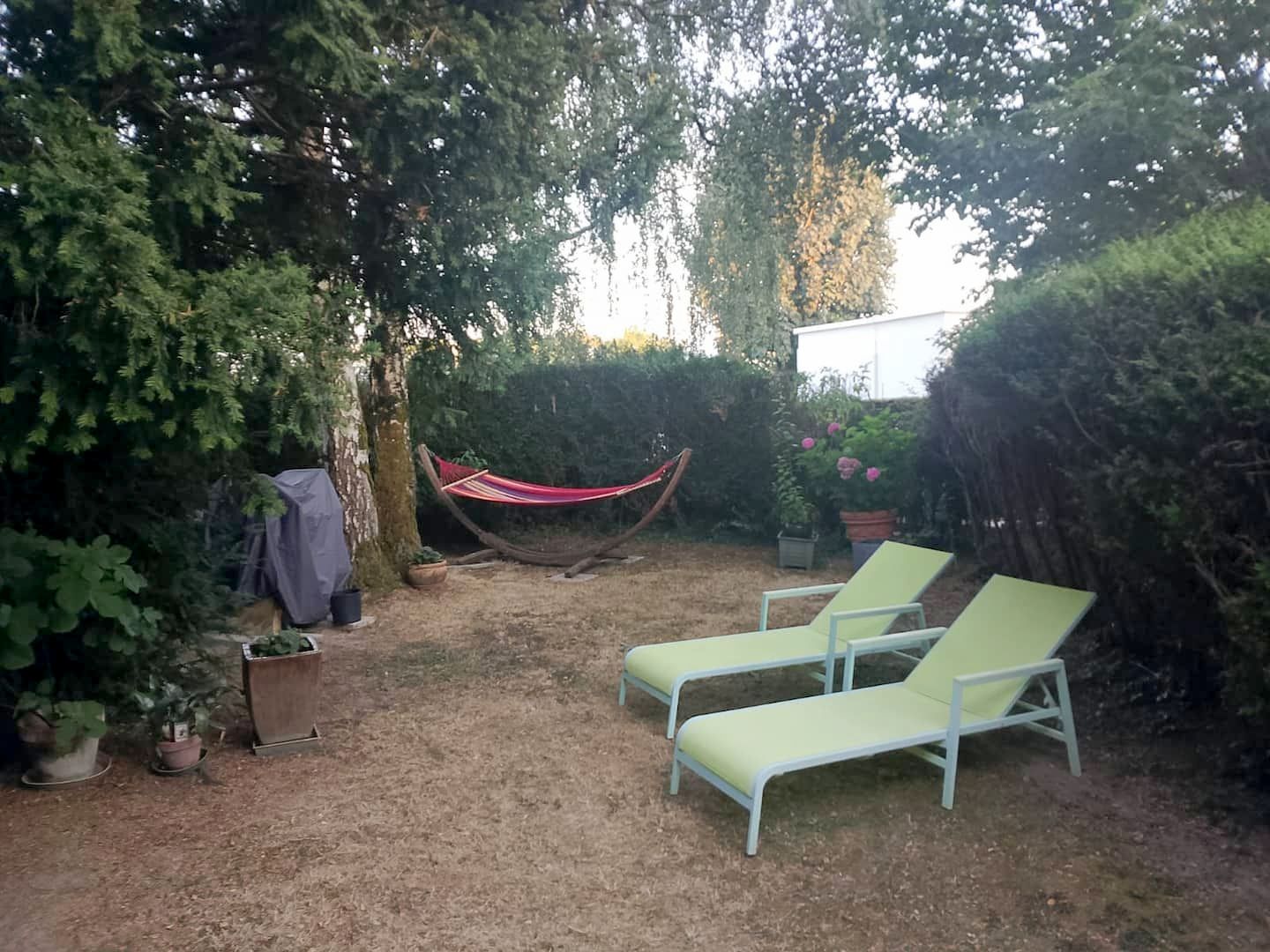 Logement N°05, Ozoir-la-Ferrière : jardin avec transats et hamac