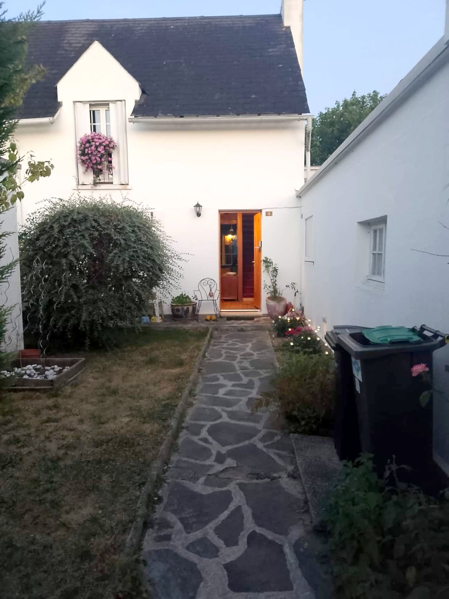 Logement N°05, Ozoir-la-Ferrière : façade et allée de la maison