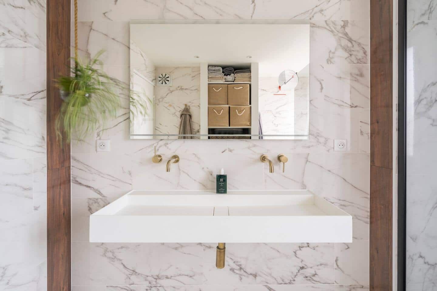 Sky view, La Mulatière : vasque de la salle de bain